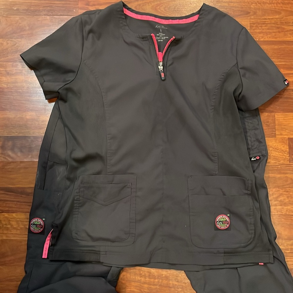 Koi Lite charcoal scrub set size Large